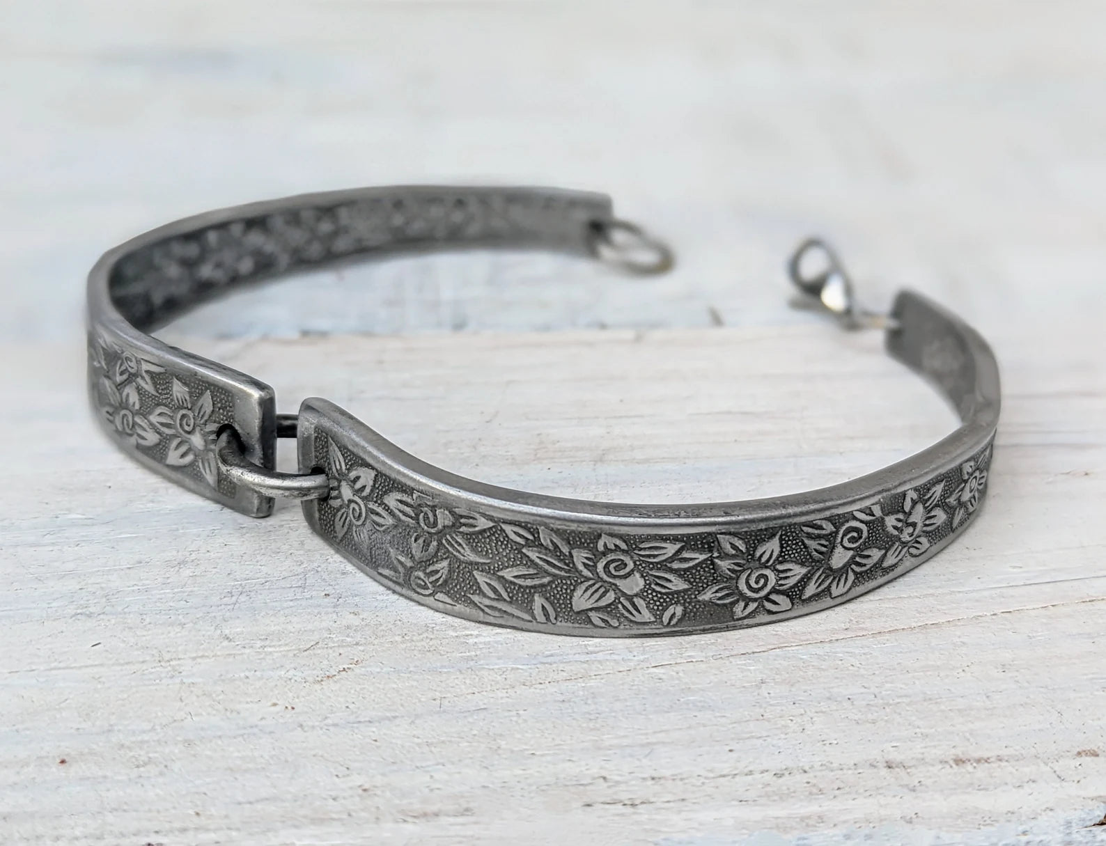 flower-pattern-bracelet